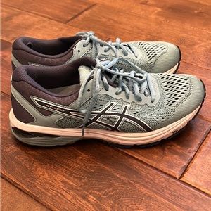 Womans ASICS gel size 8.5